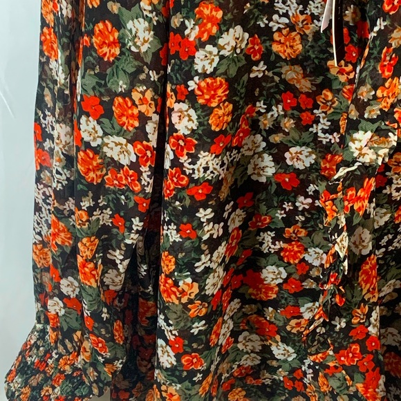 EUC T Tahari ruffle front blouse. 1X - Picture 10 of 14